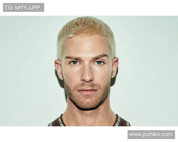 寸头造型成就球星硬朗气质展现足球场上独特魅力